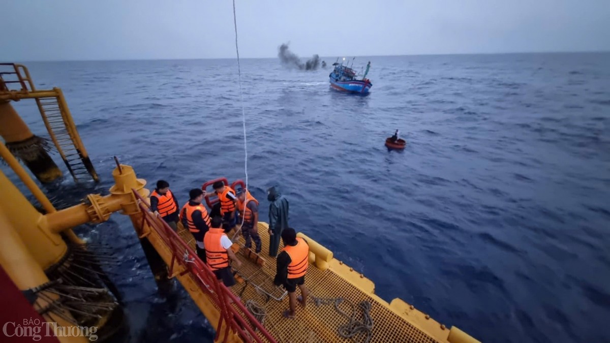 Tiếp nhận ngư dân từ tàu cá lên Nhà giàn DK1/14