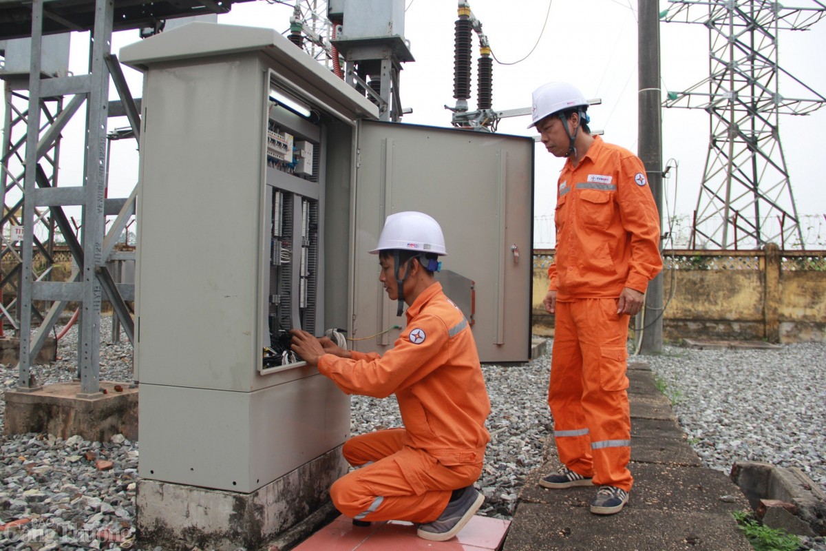 Công nhân Công ty Điện lực Vĩnh Phúc kiểm tra TBA 110kV Tam Dương Công nhân Công ty Điện lực Vĩnh Phúc kiểm tra TBA 110kV Tam Dương