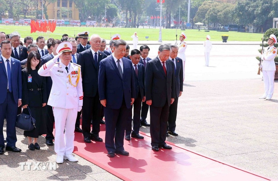 Tổng Bí thư, Chủ tịch nước Trung Quốc Tập Cận Bình cùng các đại biểu thành kính tưởng nhớ Chủ tịch Hồ Chí Minh. Ảnh: TTXVN Tổng Bí thư, Chủ tịch nước Trung Quốc Tập Cận Bình cùng các đại biểu thành kính tưởng nhớ Chủ tịch Hồ Chí Minh. Ảnh: TTXVN