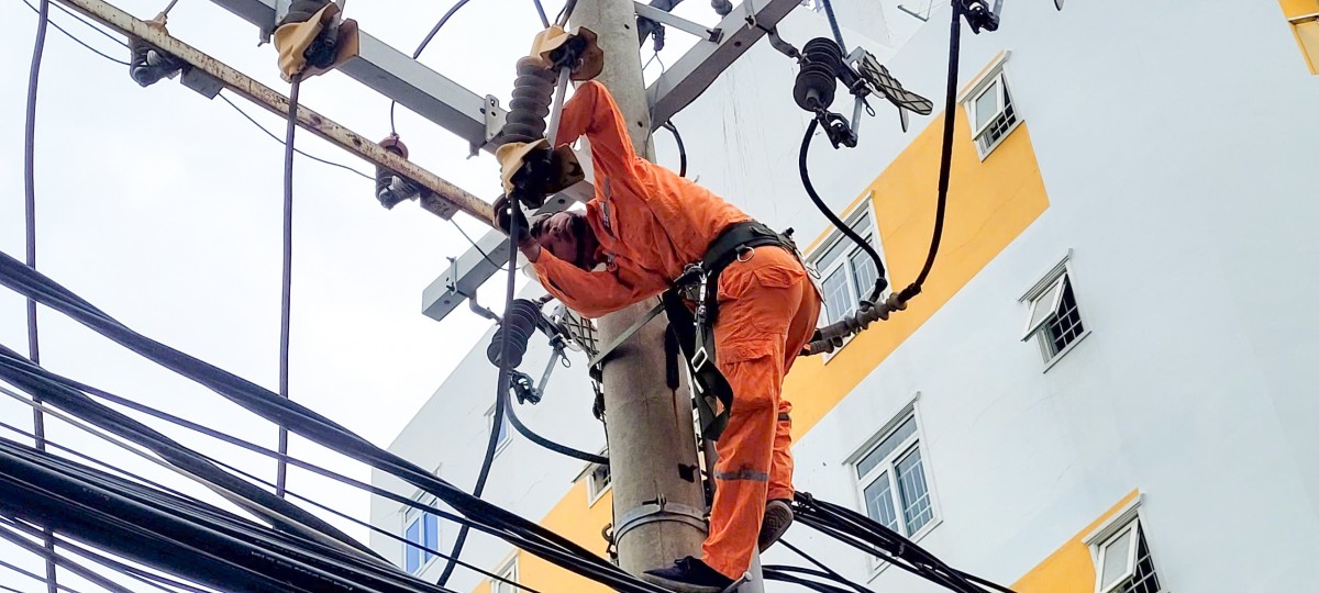 Công nhân Điện lực TP. Vũng Tàu bảo trì thiết bị đầu nhánh trung áp khu vực Bãi Sau