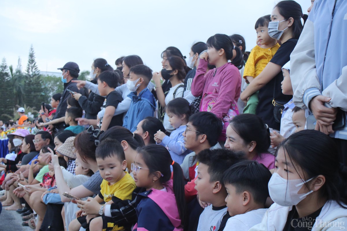 Hàng nghìn người dân, du khách đổ ra Quảng trường xem diễu hành