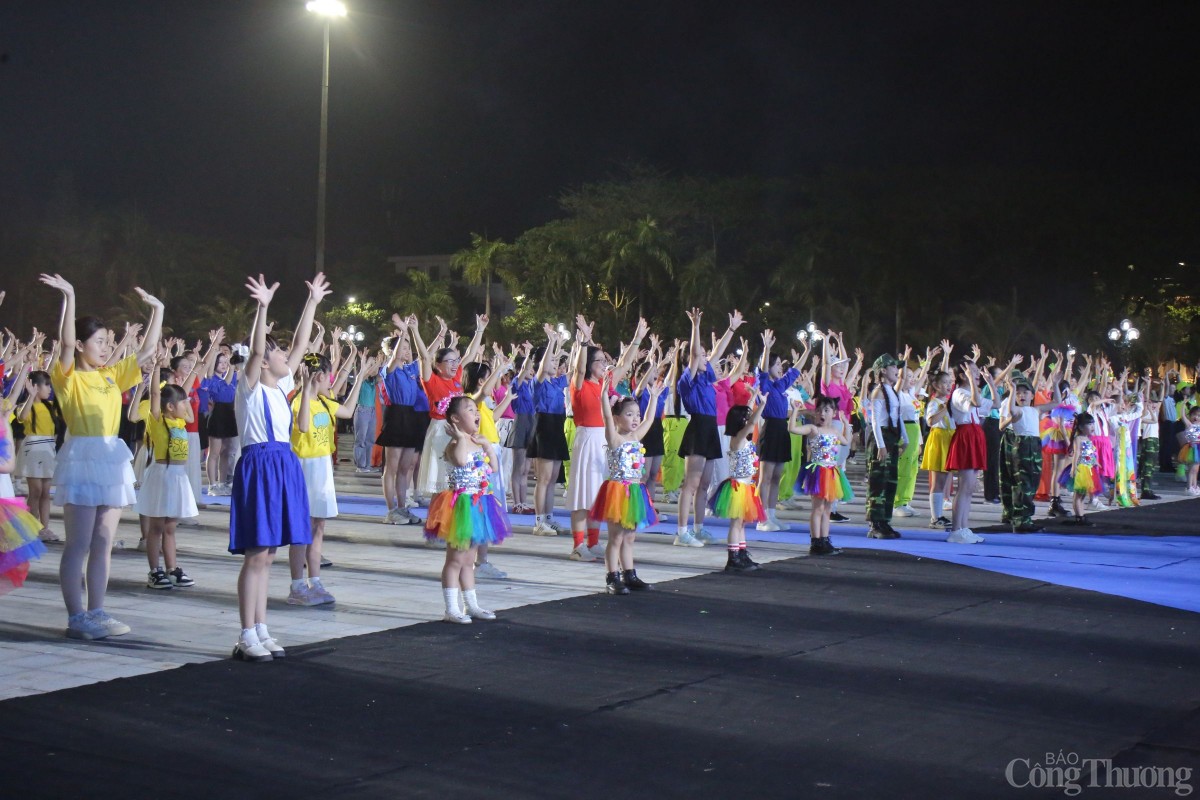 Chương trình còn tổ chức các tiết mục đồng diễn - flashmob