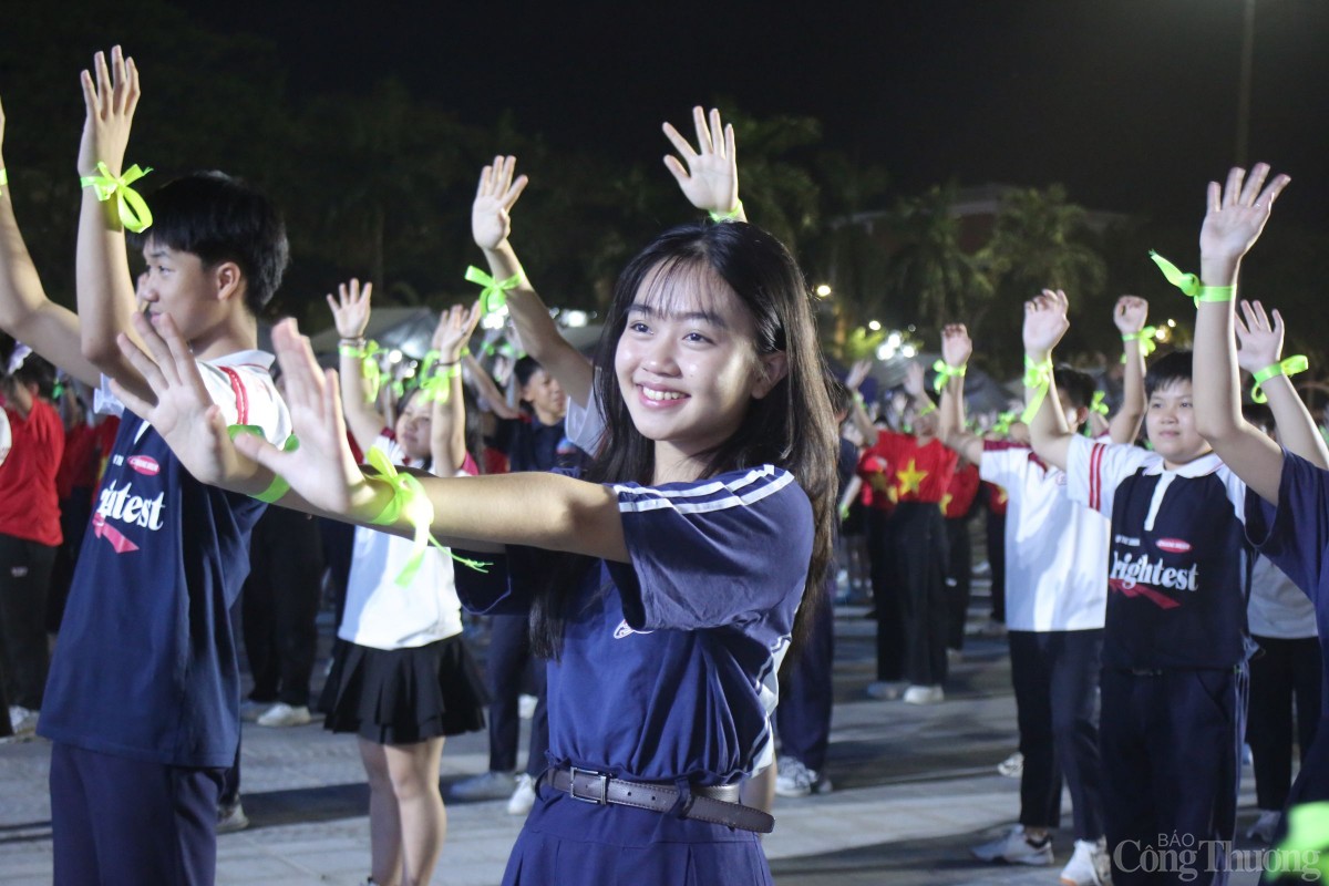 Học sinh tham gia đồng diễn các màn nhảy flashmod.