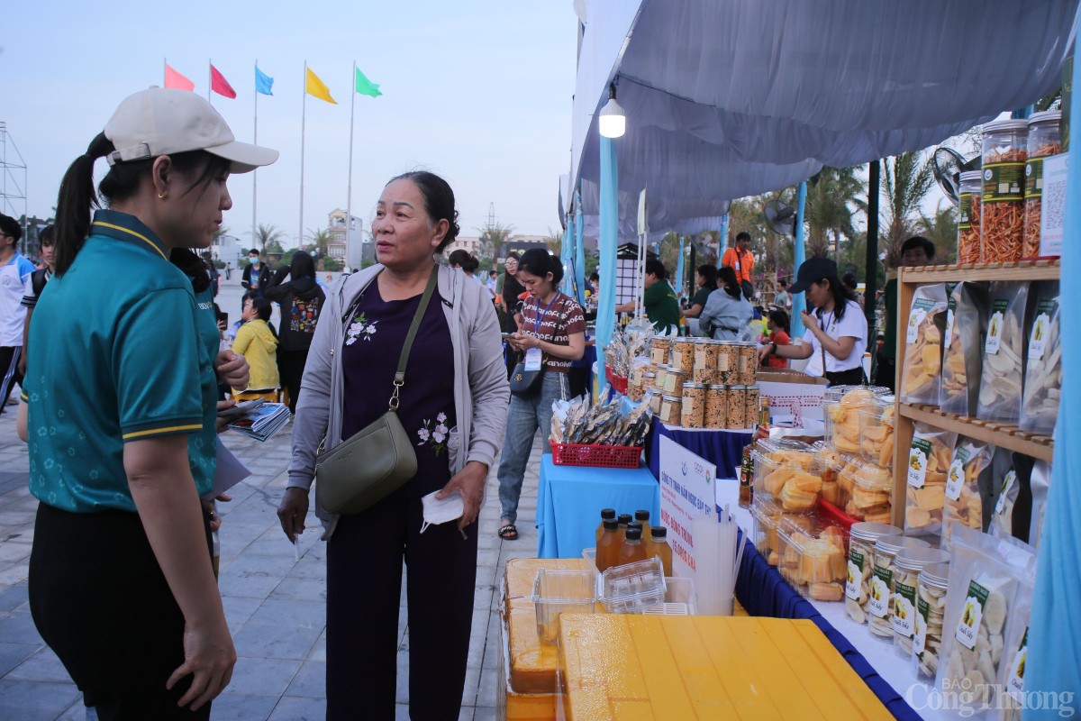 Trong khuôn khổ chương trình, Quảng Ngãi cũng giới thiệu ẩm thực đường phố với nhiều món ăn đặc sản địa phương hấp dẫn.