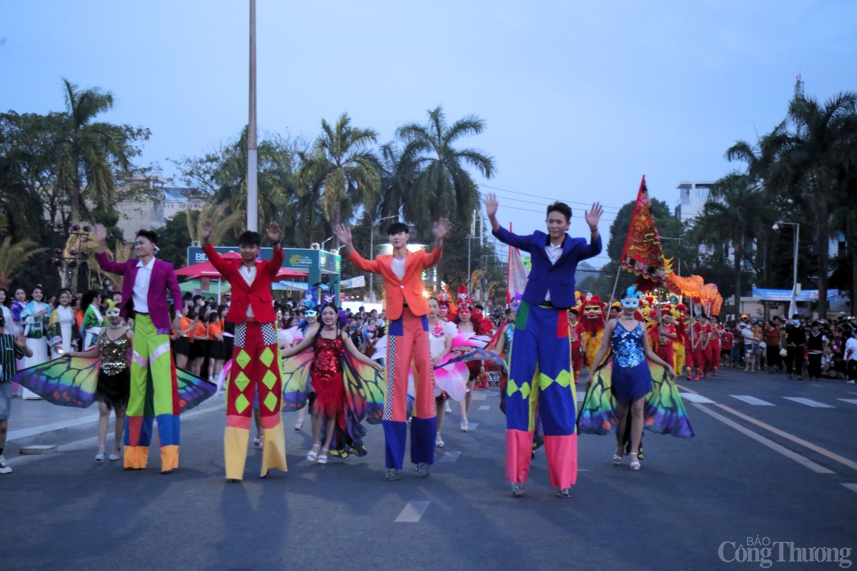 Xuất phát từ Quảng trường Phạm Văn Đồng, đoàn diễu hành đi trên cung đường dài gần 1 km đến đường Lê Trung Đình