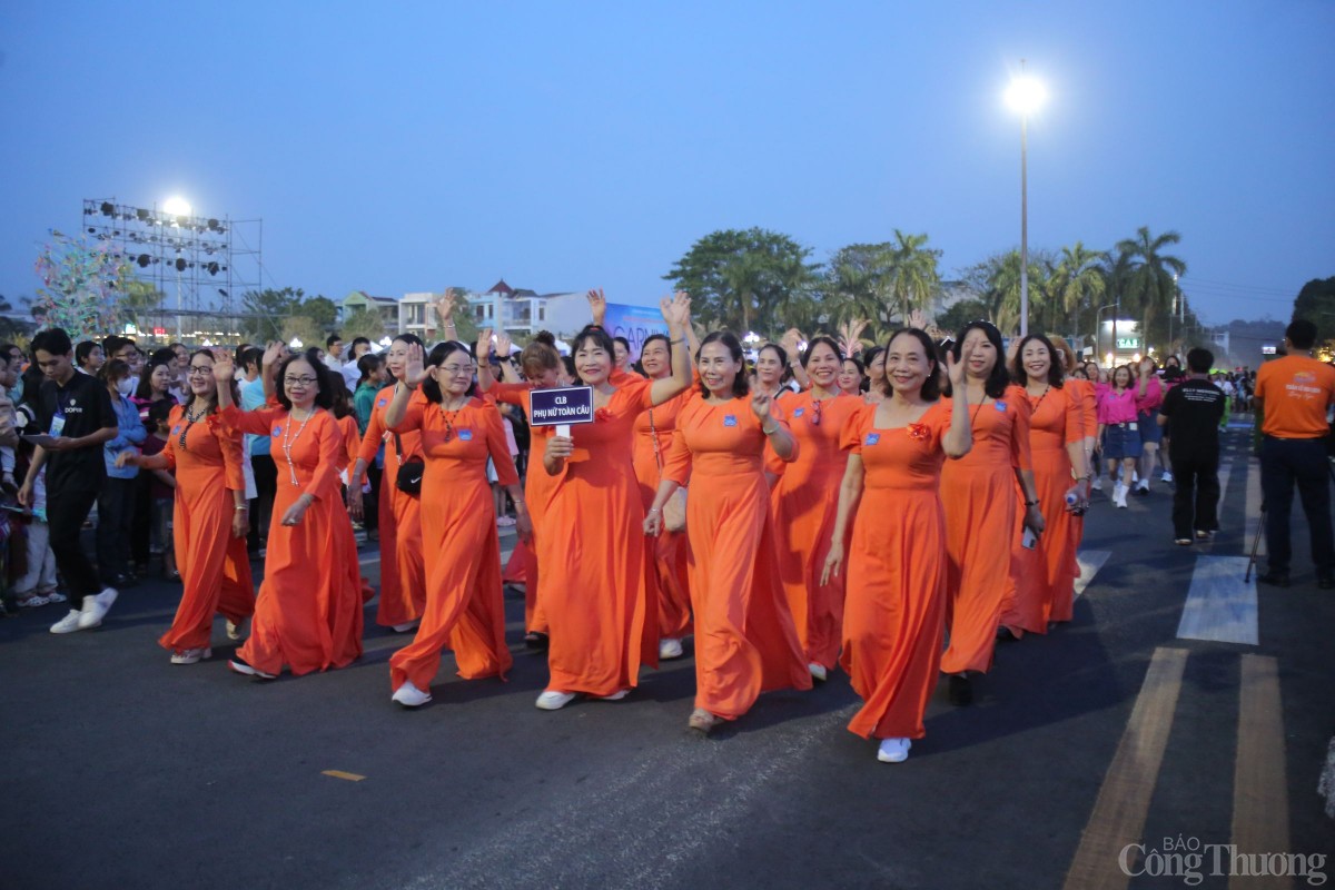 Lễ hội Carnival đường phố quy tụ hơn 200 diễn viên, nghệ sĩ chuyên nghiệp cùng tham gia diễu hành.