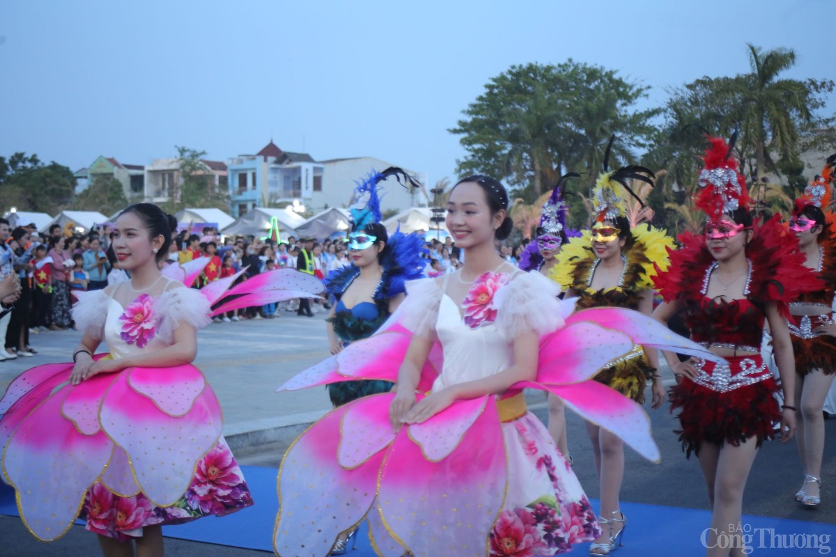 Chương trình kết hợp biểu diễn thời trang, âm nhạc sôi động