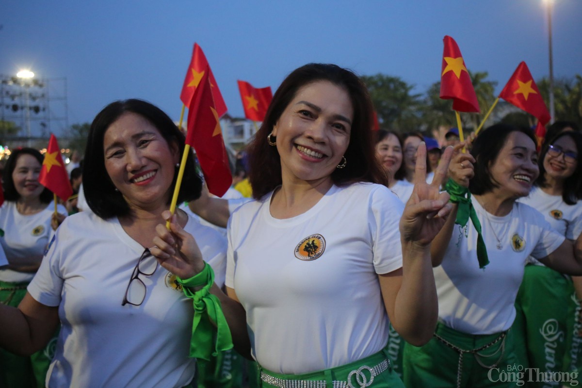 Những nụ cười rạng rỡ, tràn đầy năng lượng của người tham gia.