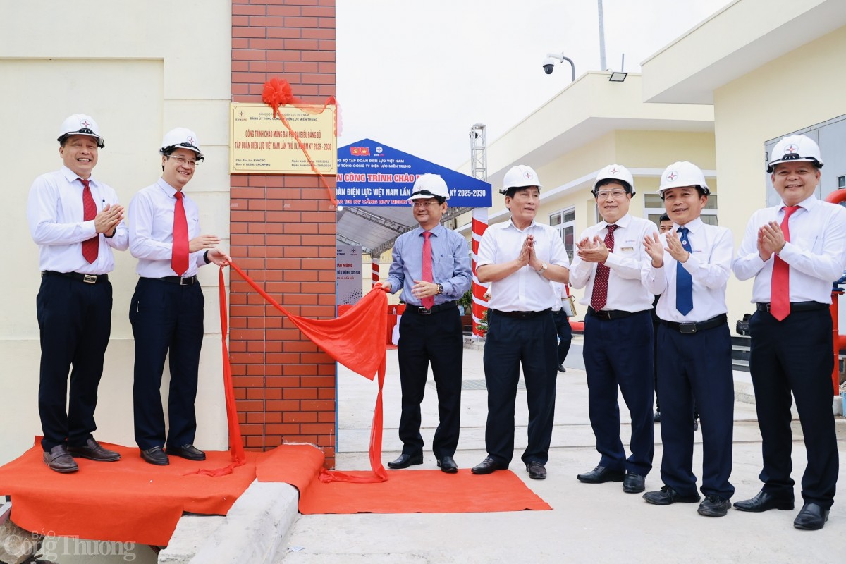 Các đại biểu thực hiện nghi thức gắn biển công trình Các đại biểu thực hiện nghi thức gắn biển công trình