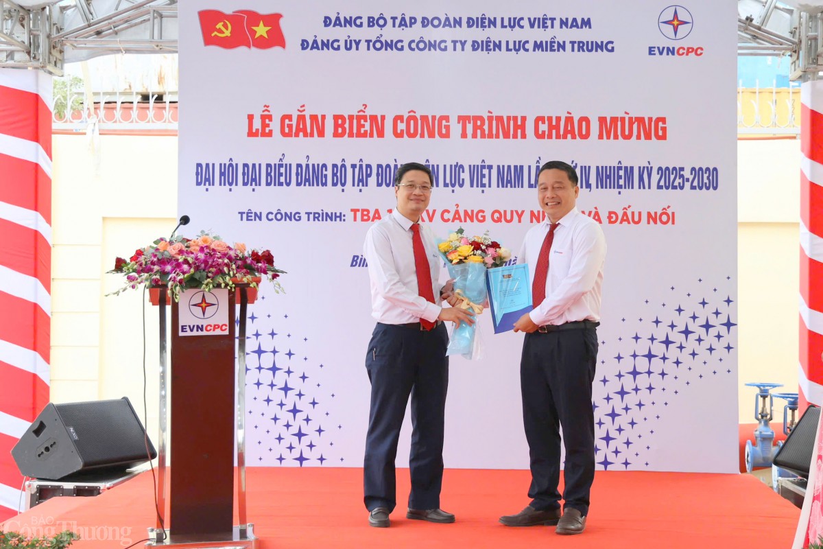 Đồng chí Trịnh Mai Phương - Ủy viên BTV Đảng ủy, Trưởng ban Tuyên giáo Đảng ủy, Trưởng Ban Truyền thông EVN (bên trái) trao Quyết định công nhận công trình chào mừng Đại hội Đảng bộ EVN lần thứ IV Đồng chí Trịnh Mai Phương - Ủy viên BTV Đảng ủy, Trưởng ban Tuyên giáo Đảng ủy, Trưởng Ban Truyền thông EVN (bên trái) trao Quyết định công nhận công trình chào mừng Đại hội Đảng bộ EVN lần thứ IV