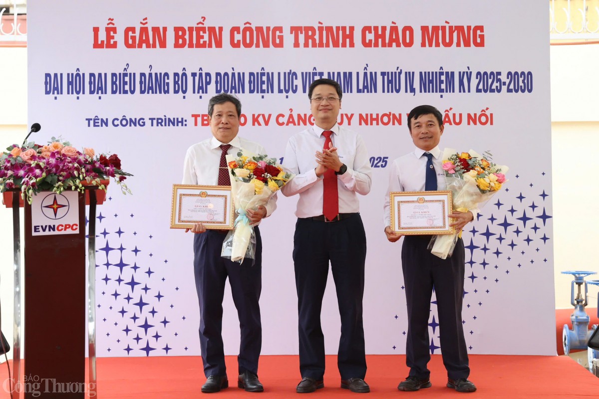 Đồng chí Trịnh Mai Phương - Ủy viên BTV Đảng ủy, Trưởng ban Tuyên giáo Đảng ủy, Trưởng Ban Truyền thông EVN trao Giấy khen của BTV Đảng ủy EVN cho các tập thể trong EVNCPC vì đã có thành tích xuất sắc trong xây dựng công trình Đồng chí Trịnh Mai Phương - Ủy viên BTV Đảng ủy, Trưởng ban Tuyên giáo Đảng ủy, Trưởng Ban Truyền thông EVN trao Giấy khen của BTV Đảng ủy EVN cho các tập thể trong EVNCPC vì đã có thành tích xuất sắc trong xây dựng công trình