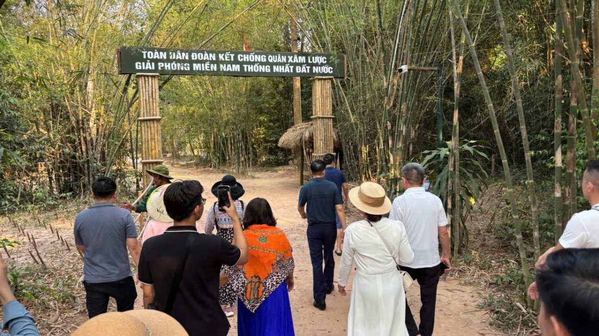 Khách du lịch tham quan Củ Chi. Ảnh: Đất Thép Khách du lịch tham quan Củ Chi. Ảnh: Đất Thép