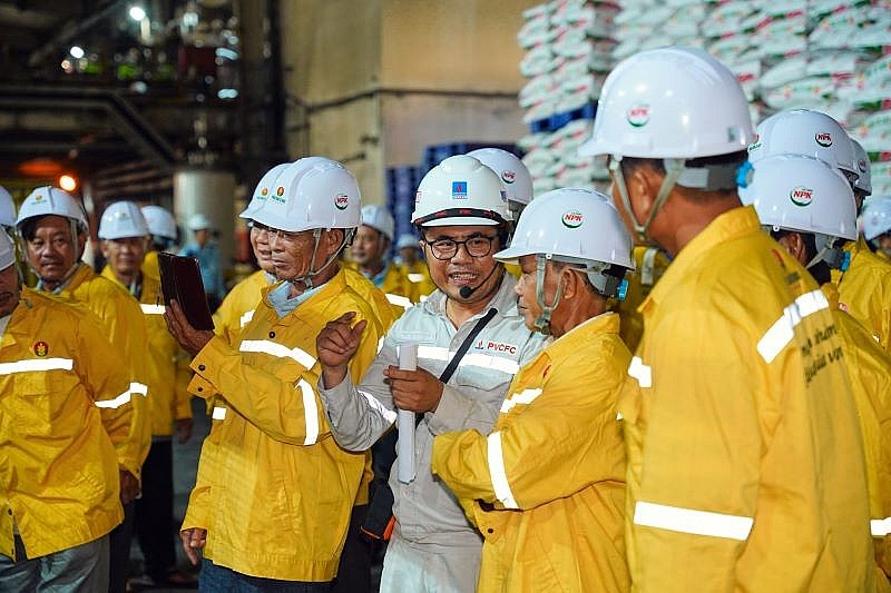 Nông dân trực tiếp tham quan và trải nghiệm quy trình sản xuất hiện đại tại Nhà máy Phân Bón Cà Mau Nông dân trực tiếp tham quan và trải nghiệm quy trình sản xuất hiện đại tại Nhà máy Phân Bón Cà Mau