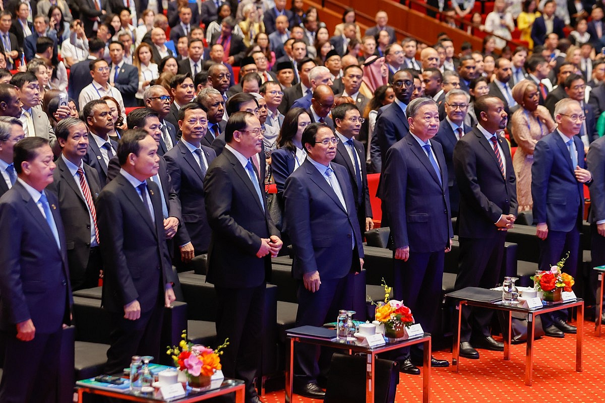 Tổng Bí thư Tô Lâm, Thủ tướng Phạm Minh Chính và các đại biểu tham dự lễ khai mạc Hội nghị. Ảnh: VGP/Nhật Bắc