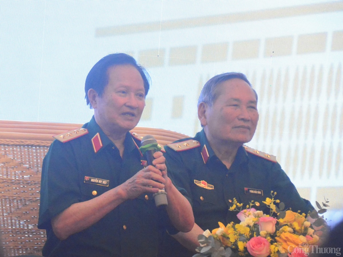 Thượng tướng Nguyễn Huy Hiệu (trái) kể về ký ức hào hùng ngày giải phóng vào sáng 16/4. Thượng tướng Nguyễn Huy Hiệu (trái) kể về ký ức hào hùng ngày giải phóng vào sáng 16/4.