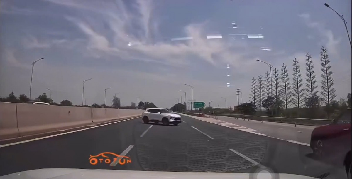 'Thót tim' cảnh ô tô lao ngược chiều cao tốc Hà Nội - Hải Phòng 'Thót tim' cảnh ô tô lao ngược chiều cao tốc Hà Nội - Hải Phòng