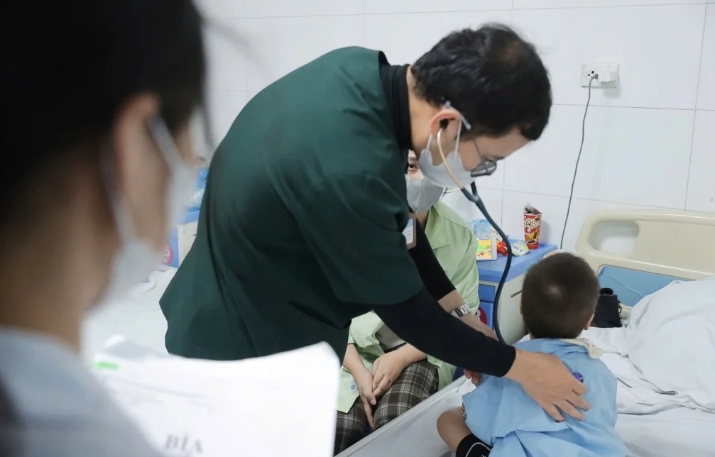 Bác sĩ thăm khám cho trẻ mắc bệnh sởi Bác sĩ thăm khám cho trẻ mắc bệnh sởi