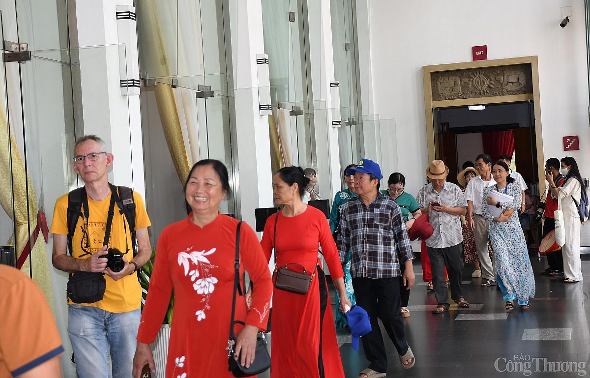 Dinh Độc Lập hút khách những ngày tháng 4 lịch sử