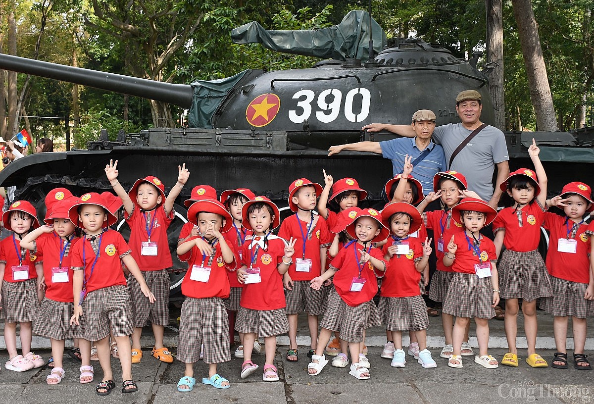 Dinh Độc Lập hút khách những ngày tháng 4 lịch sử