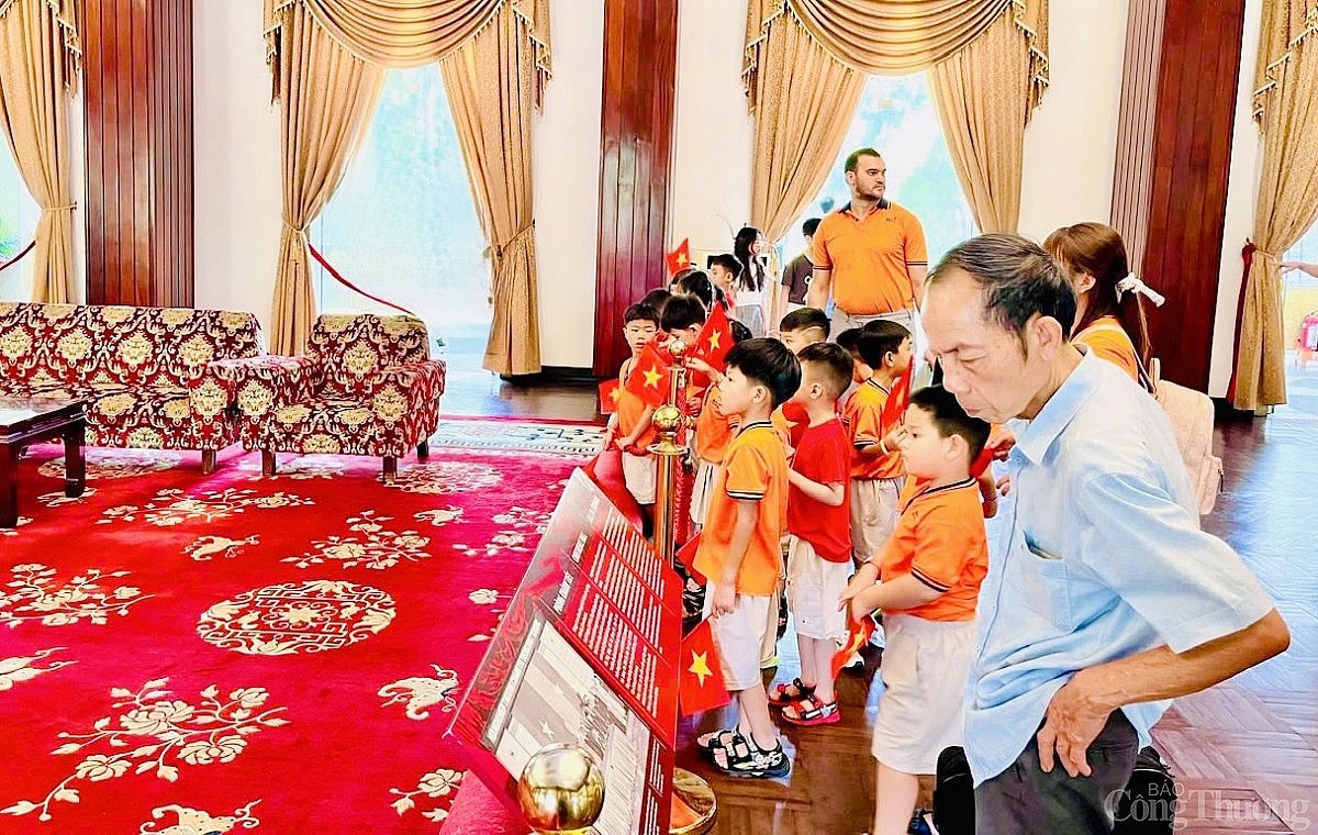 Dinh Độc Lập hút khách những ngày tháng 4 lịch sử