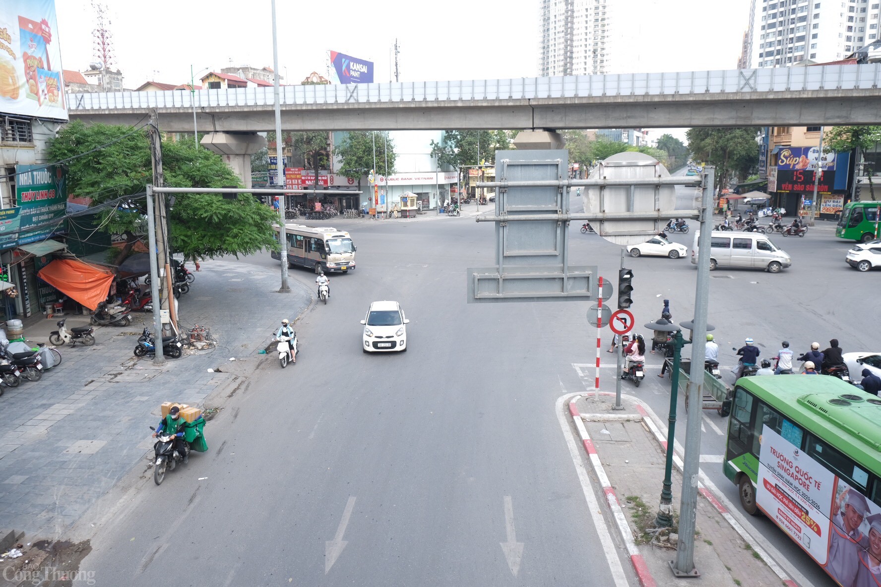 Theo quyết định, dự án bao gồm việc xây dựng cầu vượt với quy mô 4 làn xe trên tuyến đường Lê Trọng Tấn – Văn Khê. Cầu vượt sẽ có kết cấu gồm nhịp chính và nhịp dẫn bằng thép, với tổng chiều dài toàn cầu khoảng 883m.