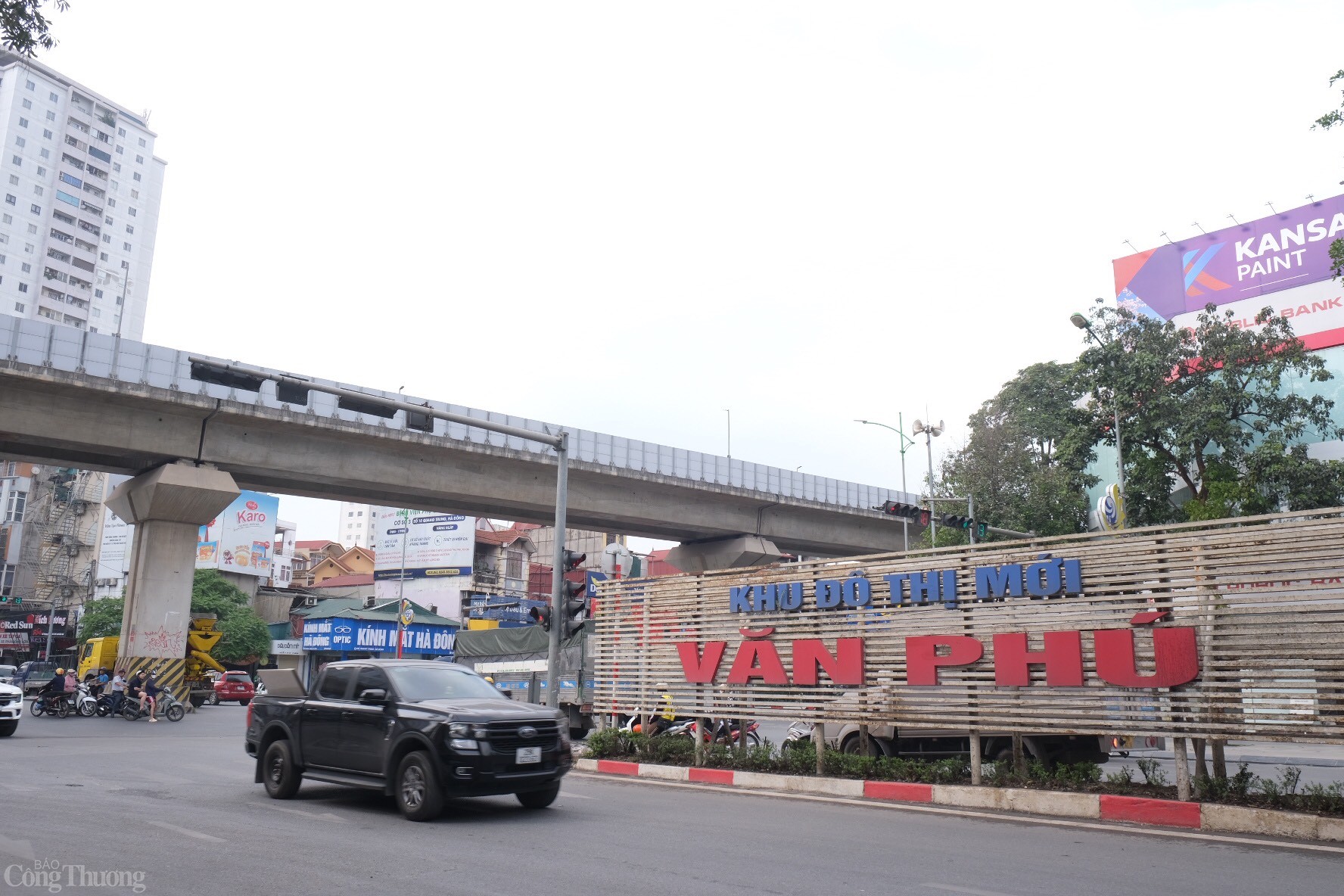 Cầu vượt sẽ có kết cấu gồm nhịp chính và nhịp dẫn bằng thép, với tổng chiều dài toàn cầu khoảng 883m. Cùng với đó, dự án sẽ thực hiện xén hè để mở rộng phần đường xe chạy, tổ chức lại giao thông, lắp đặt hệ thống đèn tín hiệu trong phạm vi nút giao. Đồng thời, sẽ tiến hành xây dựng và di dời các công trình hạ tầng kỹ thuật, cây xanh nhằm đảm bảo an toàn giao thông và mỹ quan đô thị.