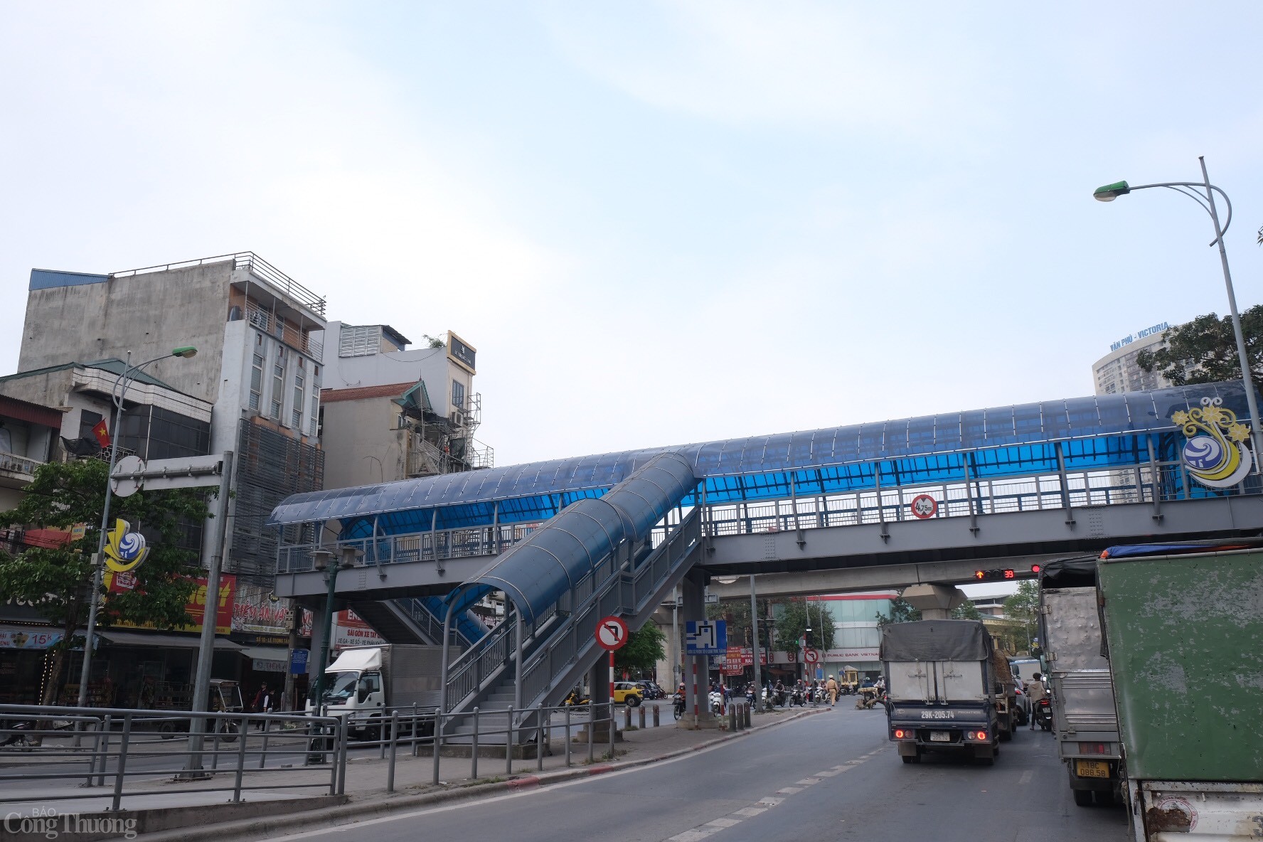 Đồng thời, sẽ tiến hành xây dựng và di dời các công trình hạ tầng kỹ thuật, cây xanh nhằm đảm bảo an toàn giao thông và mỹ quan đô thị.