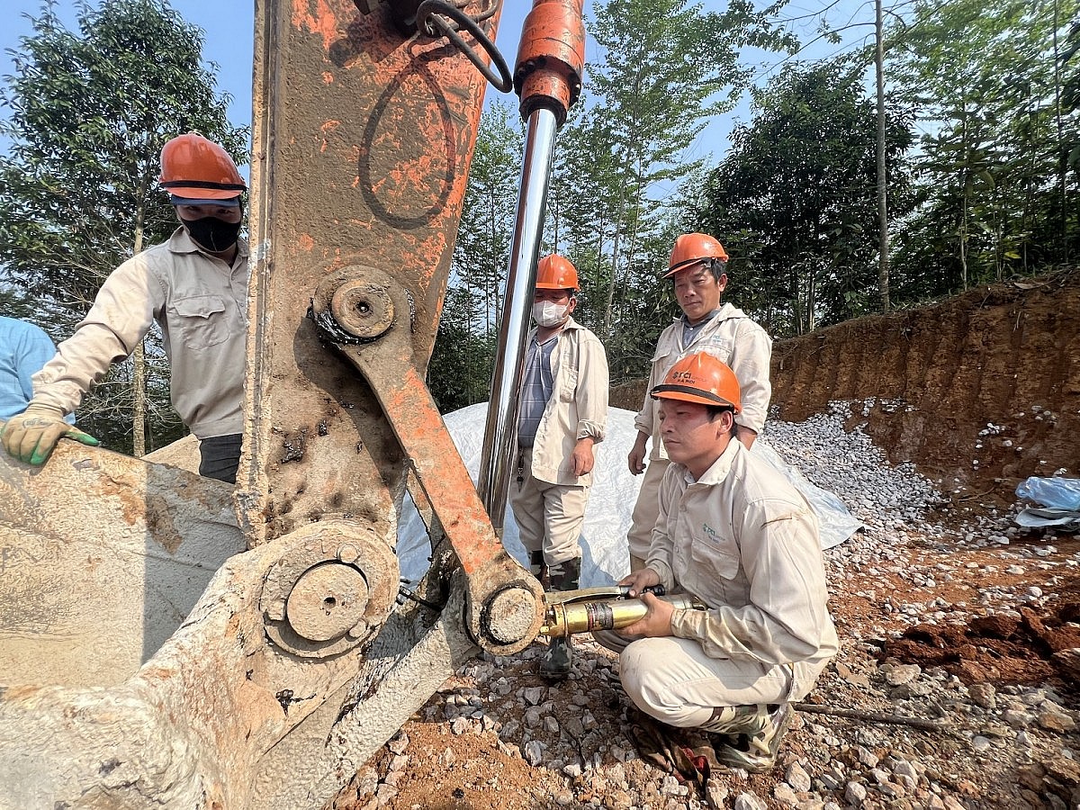 Nỗ lực ngày và đêm đưa đường dây 500kV Lào Cai - Vĩnh Yên về đích