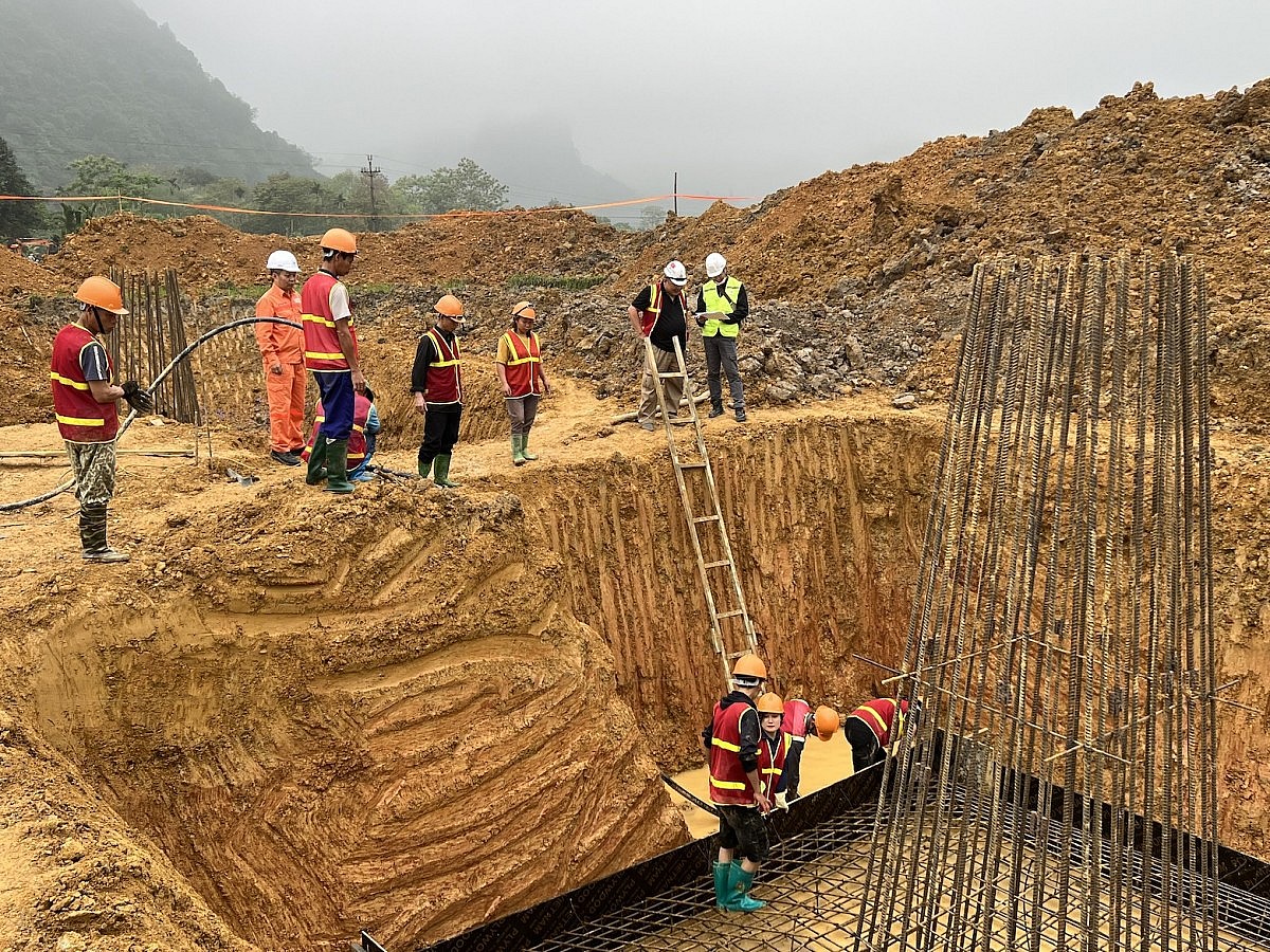 Nỗ lực ngày và đêm đưa đường dây 500kV Lào Cai - Vĩnh Yên về đích