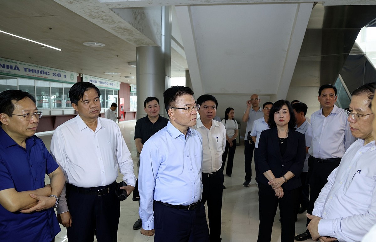 Phó Thủ tướng Lê Thành Long nghe Trưởng Ban quản lý Dự án báo cáo tình hình thi công Cơ sở 2 Bệnh viện Bạch Mai - Ảnh: VGP/Đức Tuân Phó Thủ tướng Lê Thành Long nghe Trưởng Ban quản lý Dự án báo cáo tình hình thi công Cơ sở 2 Bệnh viện Bạch Mai - Ảnh: VGP/Đức Tuân