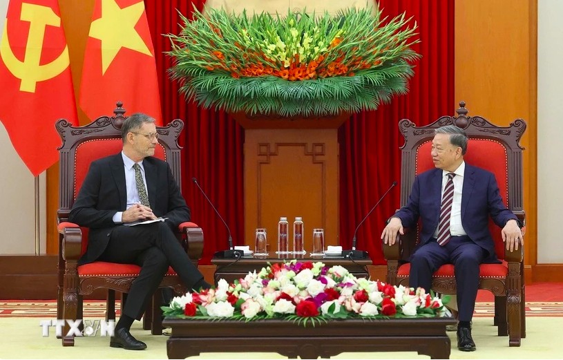 Tổng Bí thư Tô Lâm tiếp Đại sứ Pháp tại Việt Nam Olivier Brochet. (Ảnh: Thống Nhất/TTXVN)