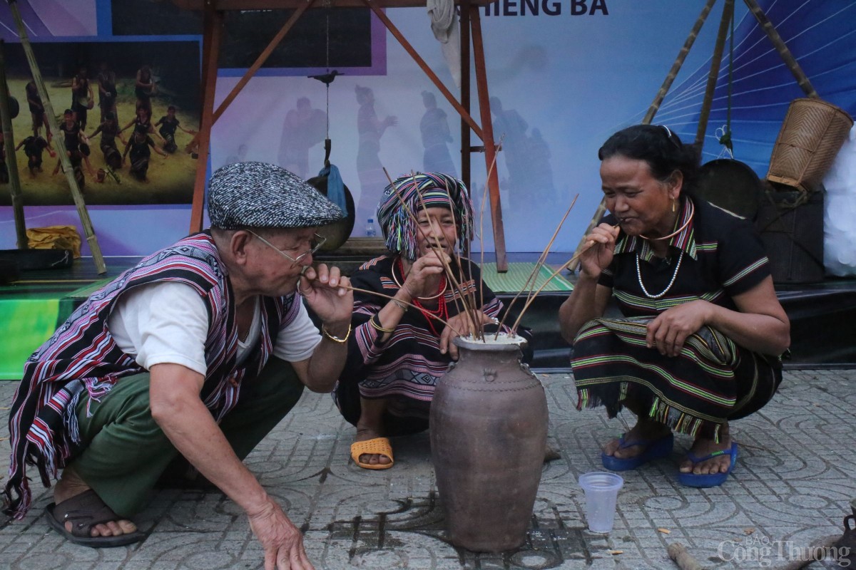 Bà con đến đây cùng nghiêng ngả trong men rượu, gột rửa những hiềm khích, nhen nhóm tình cảm tốt đẹp.