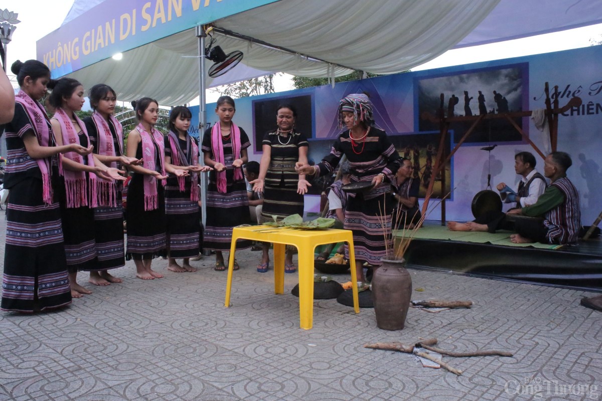 Lễ cúng về nhà mới là loại hình diễn xướng văn hóa dân gian mang đậm bản sắc văn hóa của người Hrê.