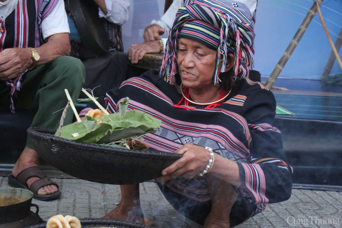 Nghệ nhân Phạm Thị Hết thực hiện nghi thức Lễ cúng vào nhà mới.