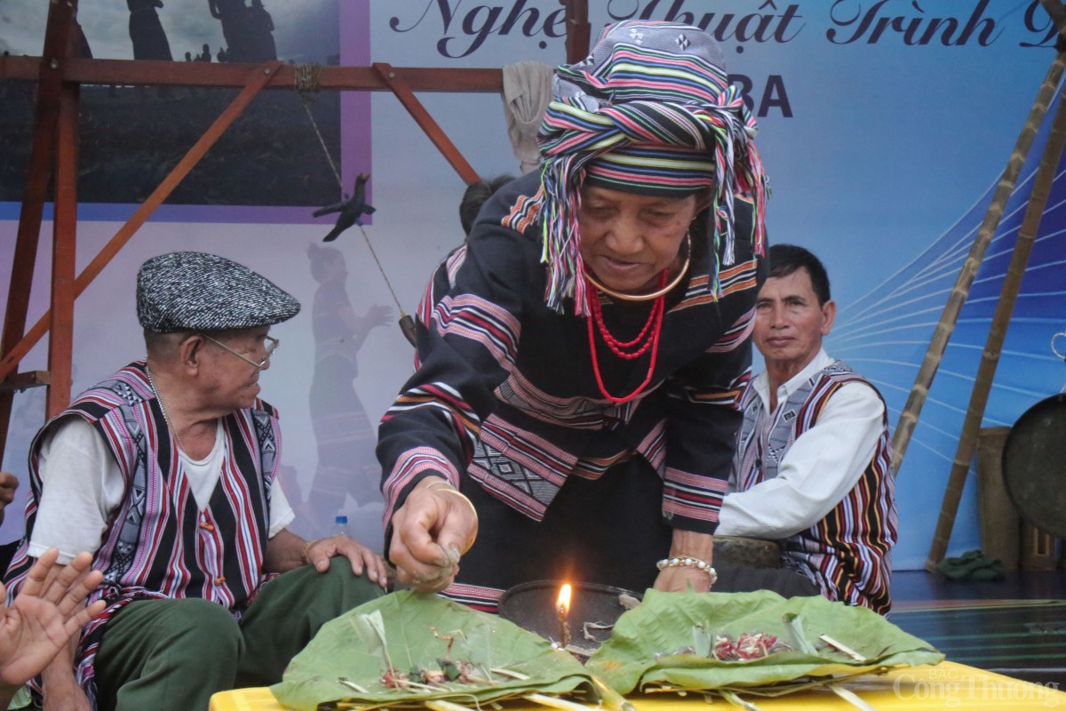 Thầy cúng mời thần núi, thần sông, thần mặt trời, thần gió bão, thần đất về dự lễ cúng vào nhà mới của gia chủ.