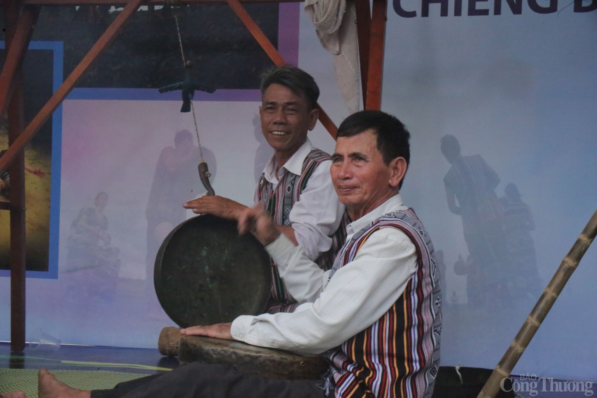 Tiếng chiêng ngân vang đều trong suốt lễ cúng.