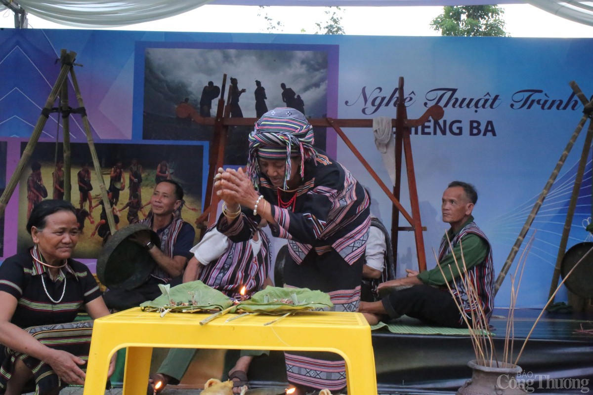 Phong tục cúng vào nhà mới của người Hrê gồm ba nghi lễ quan trọng gồm cúng Klaq Doàng Diq Dòng, Klaq Hoanh, Hkia.