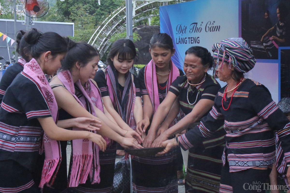 Chia sẻ niềm vui với mọi người trong làng.