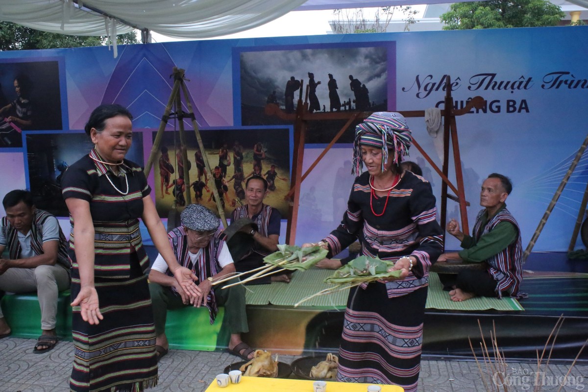 Lễ cũng bề nhà mới cầu mong ngôi nhà được chở che, gia chủ bình an, khỏe mạnh, cuộc sống no đủ.