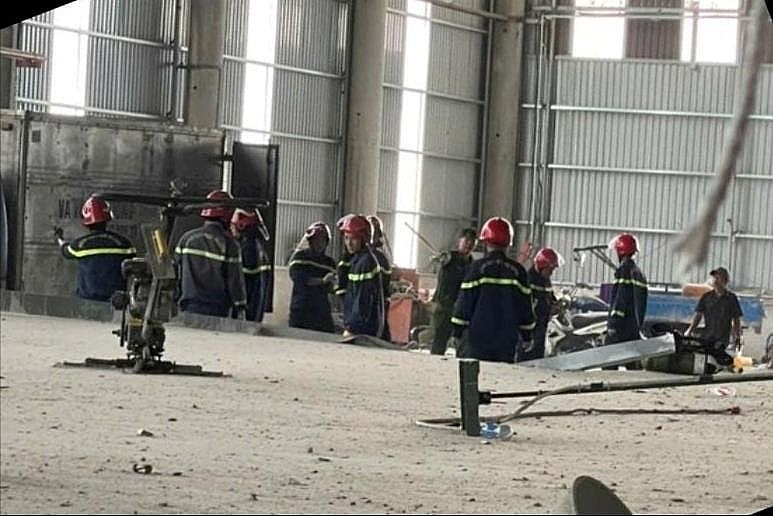 Lực lượng chức năng tỉnh Bình Dương thực hiện các biện pháp tìm kiếm người gặp nạn. Lực lượng chức năng tỉnh Bình Dương thực hiện các biện pháp tìm kiếm người gặp nạn.