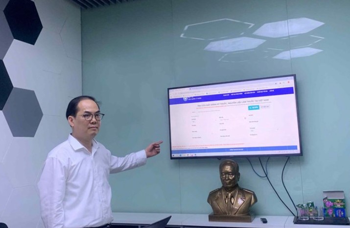TS Tạ Mạnh Hùng - Phó Cục trưởng Cục Quản lý Dược (Bộ Y tế) hướng dẫn tra cứu thông tin để phòng mua phải thuốc giả. Ảnh: Lệ Hà