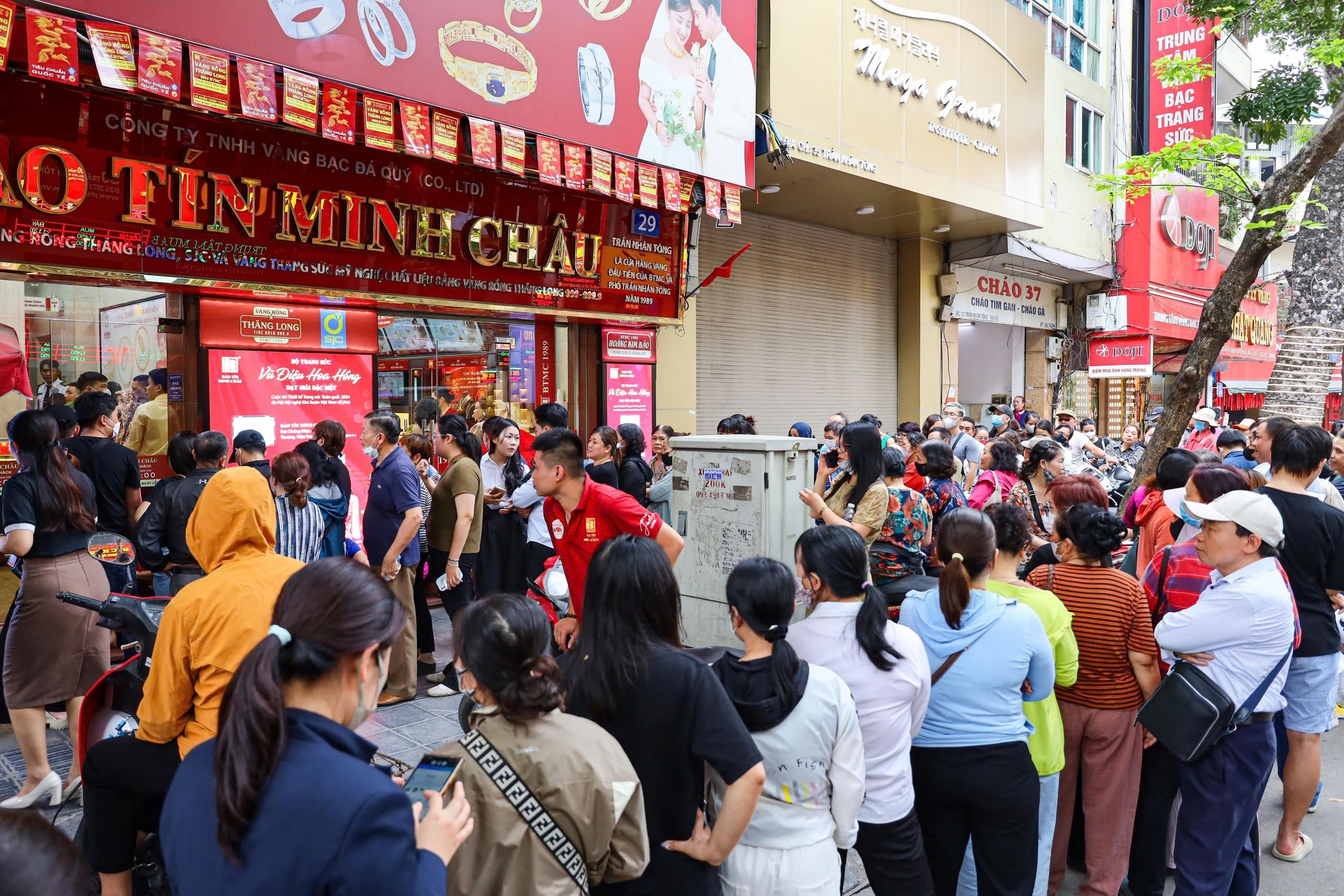 Ham lợi nhuận, khách bán vàng ‘trao tay’ trước cửa tiệm