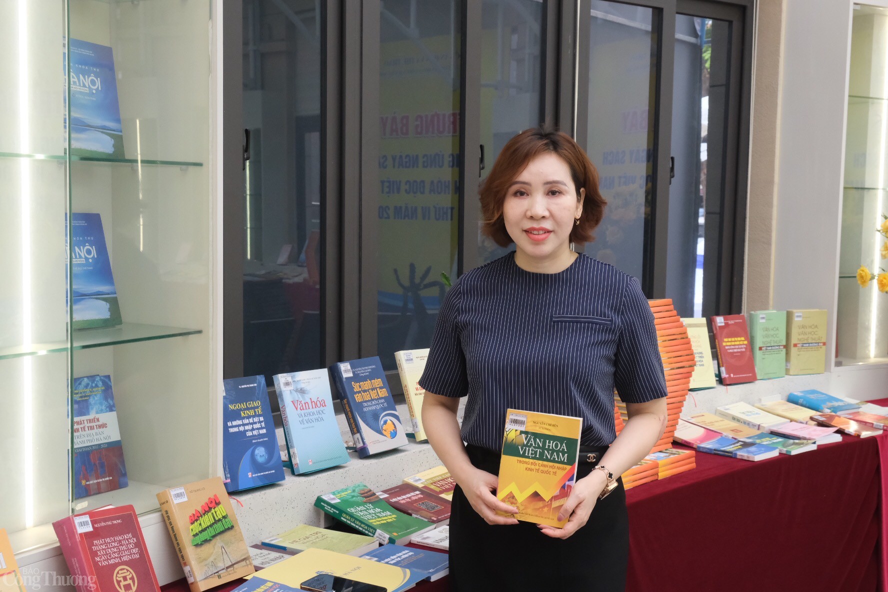 Giữa không khí rộn ràng của Ngày Sách và Văn hóa đọc Việt Nam lần thứ IV tại Thư viện Hà Nội, nhà giáo Đinh Mai Thanh, Phó Hiệu trưởng Trường THCS Trưng Vương đã bày tỏ sự xúc động khi chứng kiến học sinh của mình háo hức chọn sách, chăm chú lật giở từng trang. Với cô, việc đọc sách không chỉ là hoạt động ngoại khóa, mà là một phần quan trọng trong hành trình nuôi dưỡng nhân cách. “Tôi luôn tin rằng, đọc sách không chỉ giúp các em biết thêm kiến thức mà còn rèn cho các em tinh thần tự giác, chủ động học tập và suy nghĩ độc lập. Không dừng lại ở thư viện chính thức trong trường, Chúng tôi bố trí các góc đọc dưới sân trường dưới tán cây, bên ghế đá – để các em có thể đọc sách ngay trong giờ ra chơi hoặc sau giờ học. Không gian thoáng đãng, không gò bó khiến các em thấy đọc sách là một niềm vui, chứ không phải nhiệm vụ. Chuyến đi hôm nay, theo tôi, không chỉ giúp các em tiếp cận thêm nhiều đầu sách quý mà còn gieo vào lòng các em một hạt mầm quan trọng: tình yêu tri thức. Chỉ cần một cuốn sách phù hợp đến đúng lúc, nó có thể thay đổi cả cách nghĩ của một đứa trẻ. Và điều đó bắt đầu từ việc chúng ta tạo cơ hội để các em được sống cùng sách mỗi ngày”, nhà giáo Đinh Mai Thanh chia sẻ. 