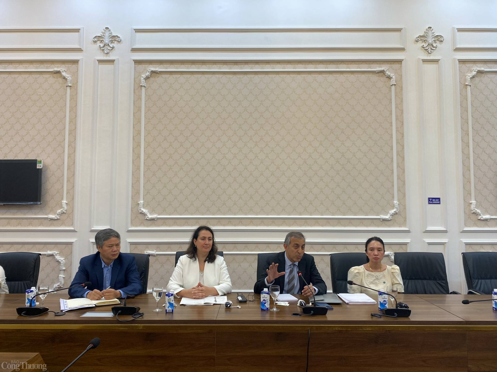 Thứ trưởng Nguyễn Hoàng Long làm việc với Ngân hàng Thế giới Thứ trưởng Nguyễn Hoàng Long làm việc với Ngân hàng Thế giới