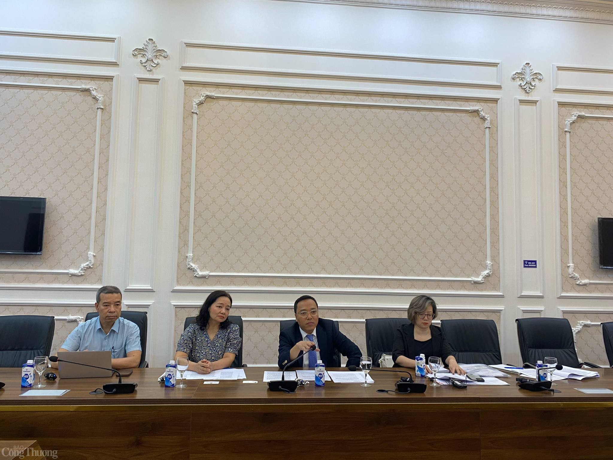 Thứ trưởng Nguyễn Hoàng Long làm việc với Ngân hàng Thế giới Thứ trưởng Nguyễn Hoàng Long làm việc với Ngân hàng Thế giới