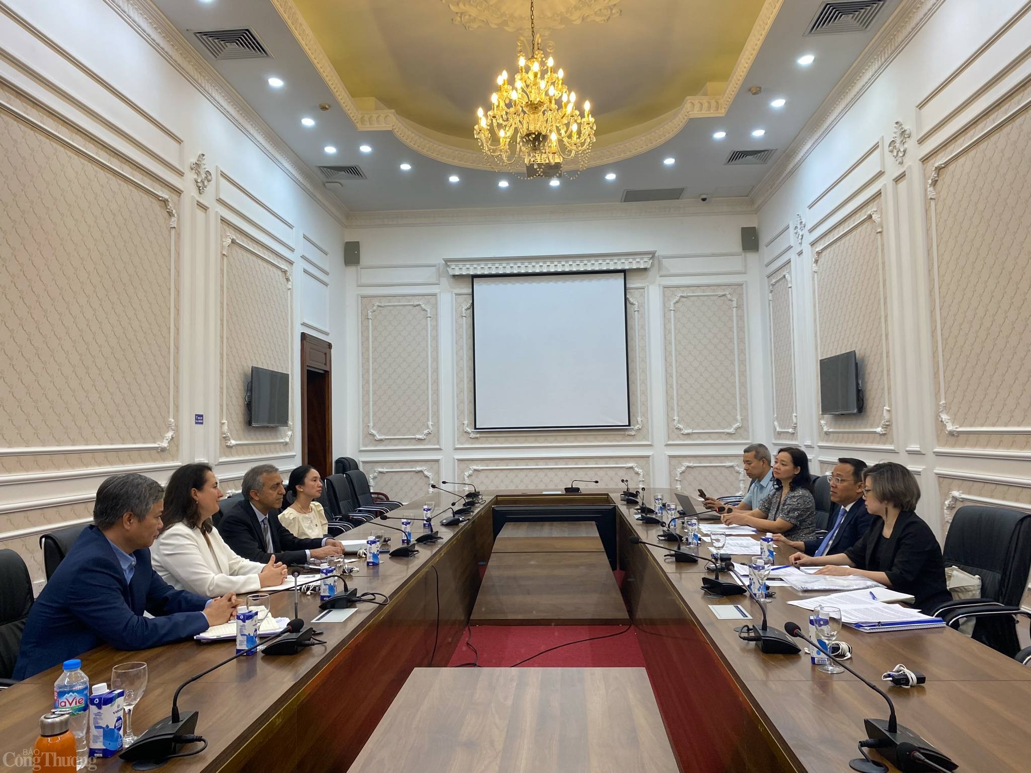 Thứ trưởng Nguyễn Hoàng Long làm việc với Ngân hàng Thế giới Thứ trưởng Nguyễn Hoàng Long làm việc với Ngân hàng Thế giới