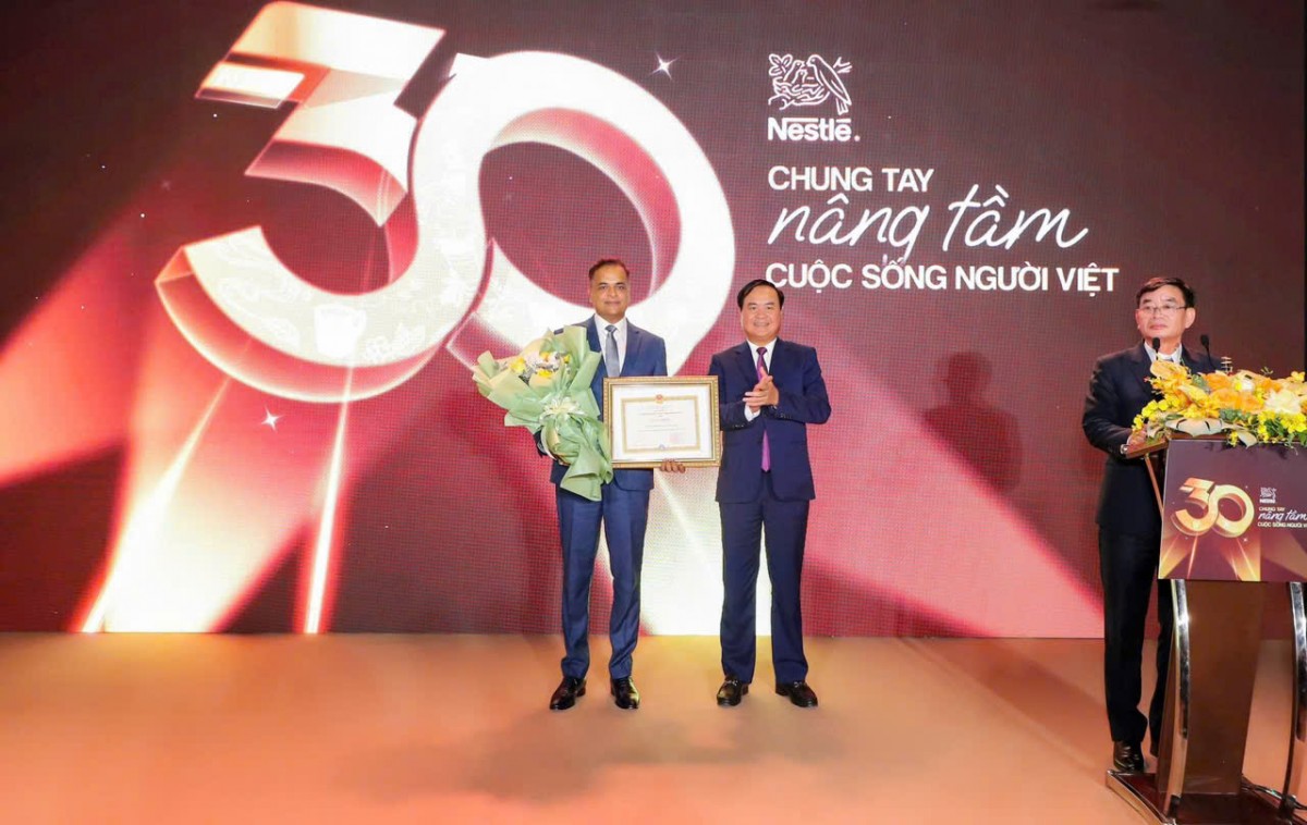 Đại diện Bộ Nông nghiệp và Môi trường trao bằng khen cho Nestlé Việt Nam vì những đóng góp cho sự phát triển nông nghiệp, nông thôn 