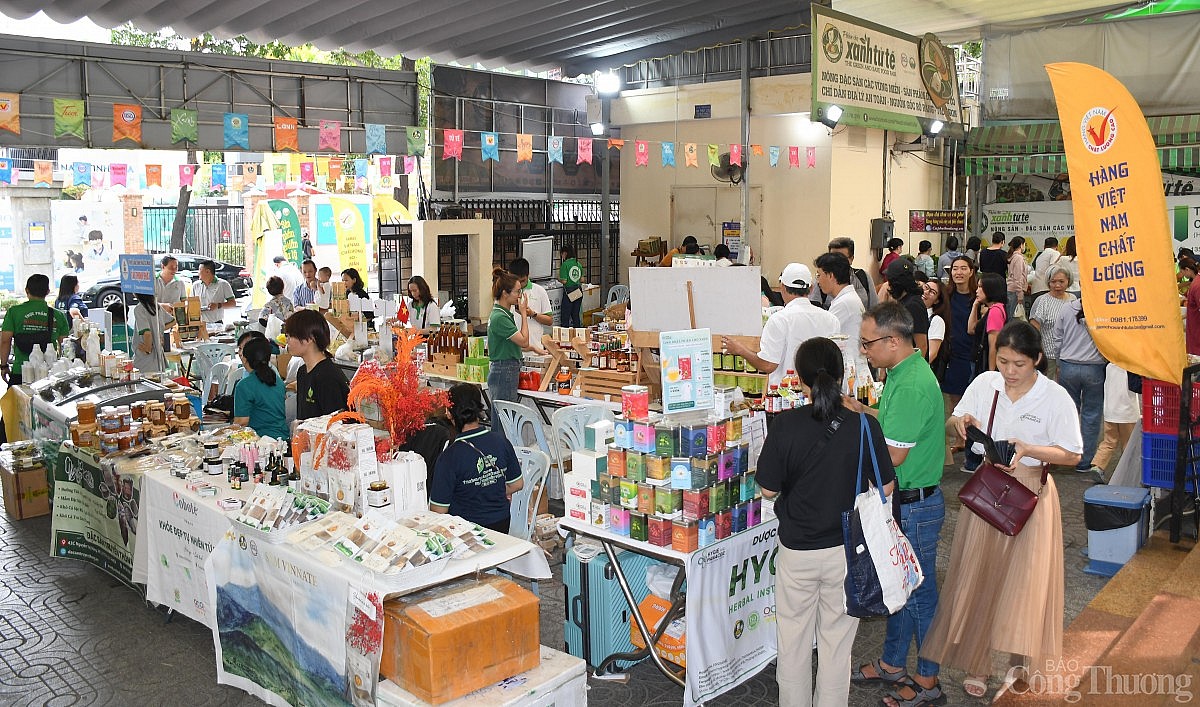 Phiên chợ Xanh tử tế: Hơn 1.000 qua tặng người tiêu dùng