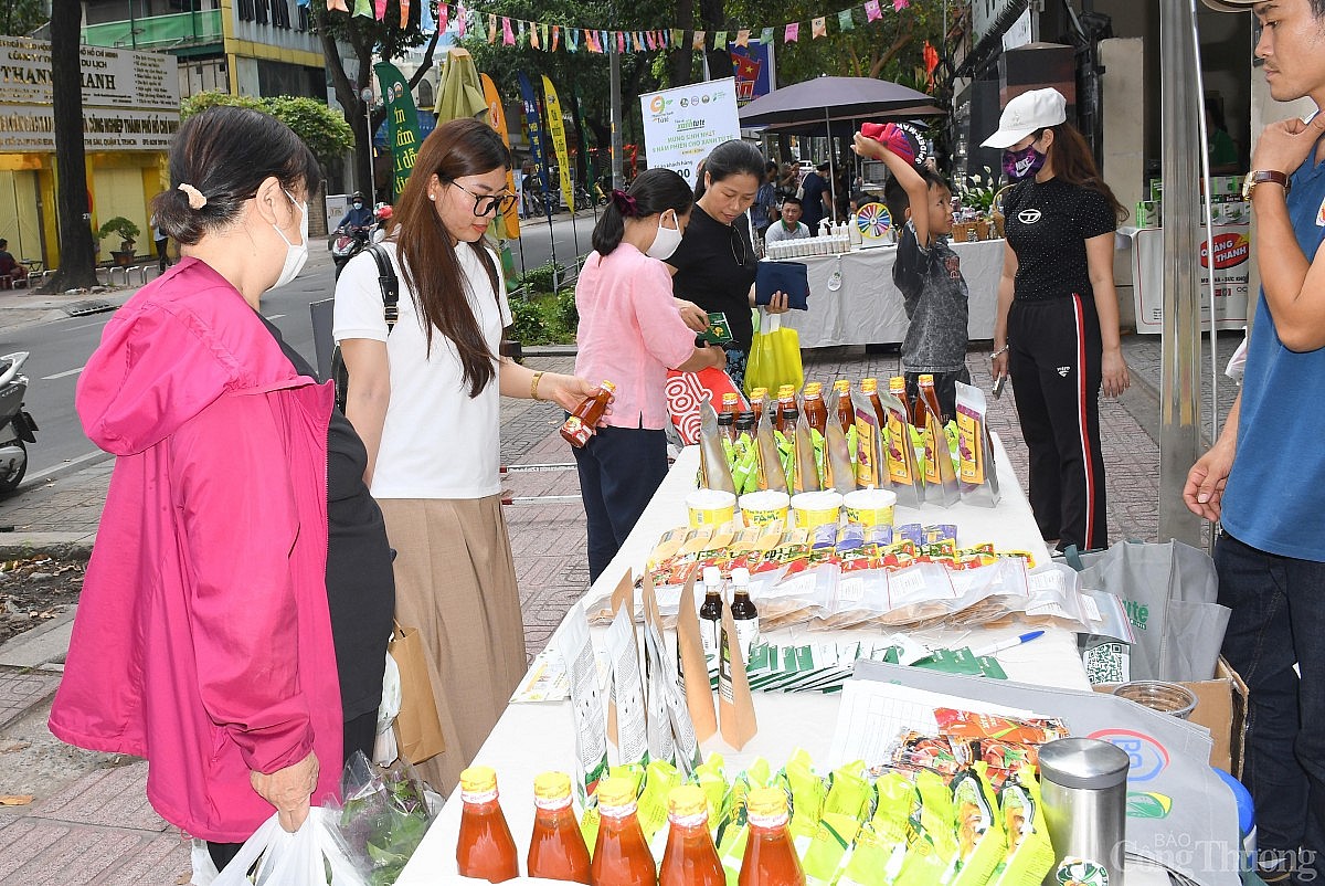 Phiên chợ Xanh tử tế: Hơn 1.000 qua tặng người tiêu dùng