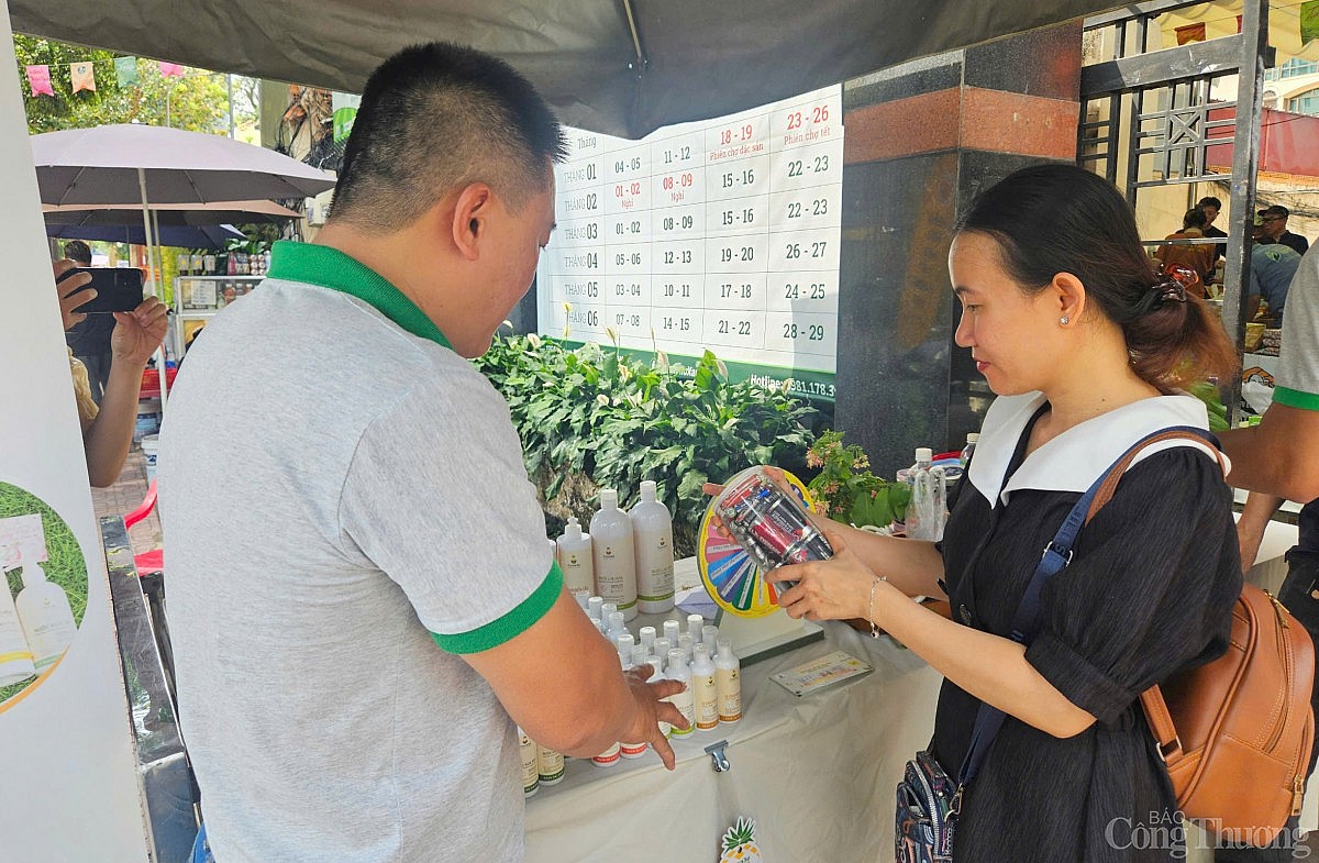 Phiên chợ Xanh tử tế: Hơn 1.000 qua tặng người tiêu dùng